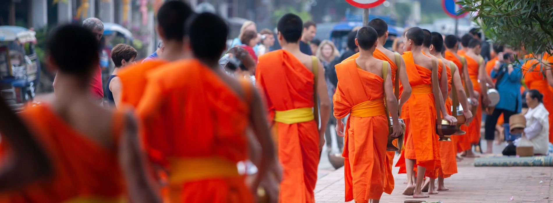 Pourquoi les moines bouddhistes ont le bras droit découvert ?